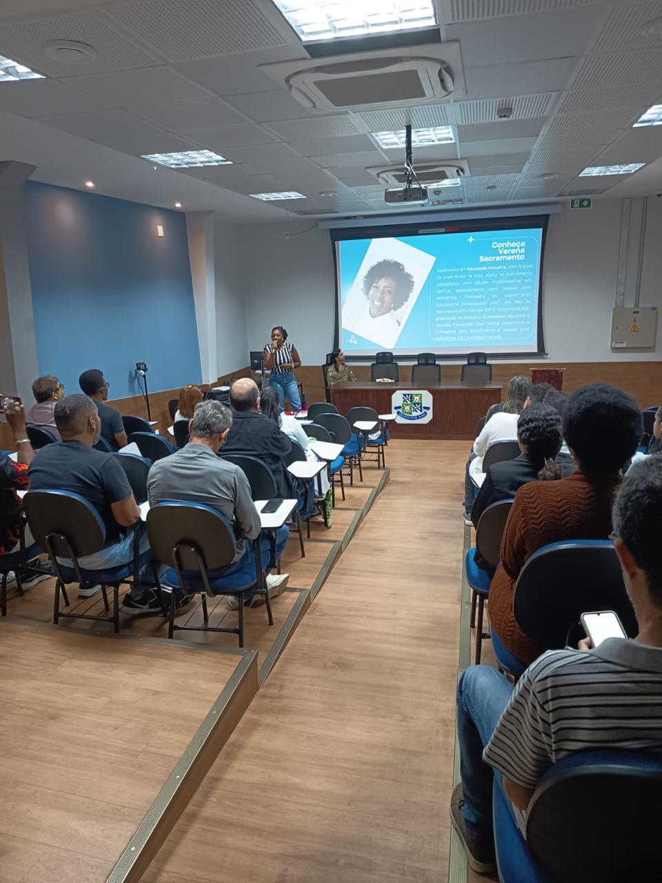 Palestra sobre aprendizagem e práticas pedagógicas inclusivas