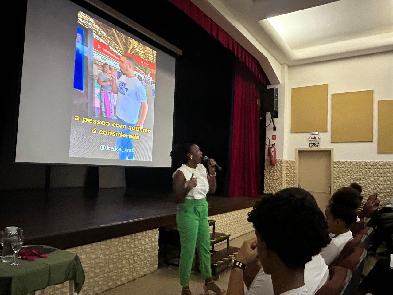 Palestra sobre aprendizagem e práticas pedagógicas inclusivas